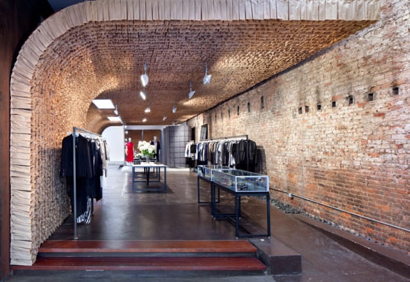 Owen Store, una tienda de ropa cuyo interior fue diseado con 25,000 bolsas de papel