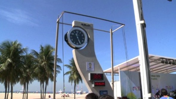 Pel inaugura ltima obra de Oscar Niemeyer; reloj para Brasil 2014