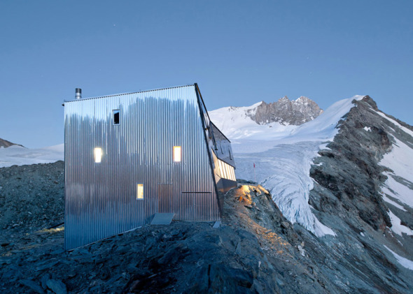 Cabaña cromada en los Alpes Suizos