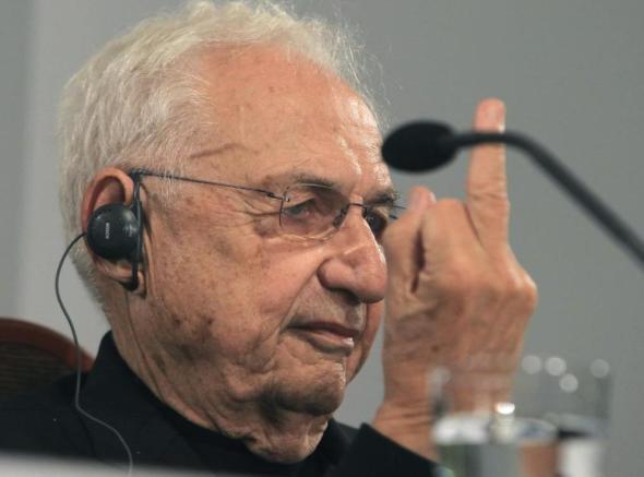 Frank Gehry se enfada y ensea el dedo a un periodista que le pregunta por la arquitectura espectculo