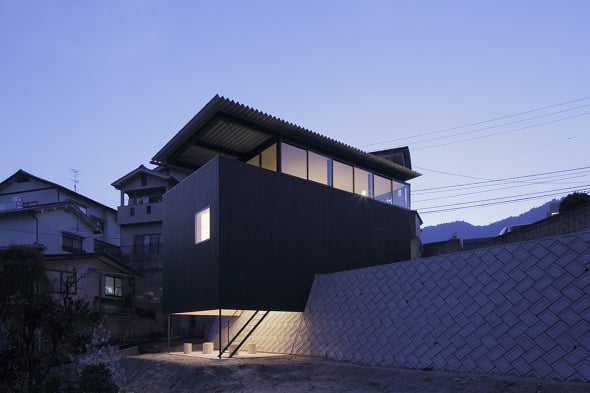 Minimalismo japonés: Casa empotrada en muro de contención