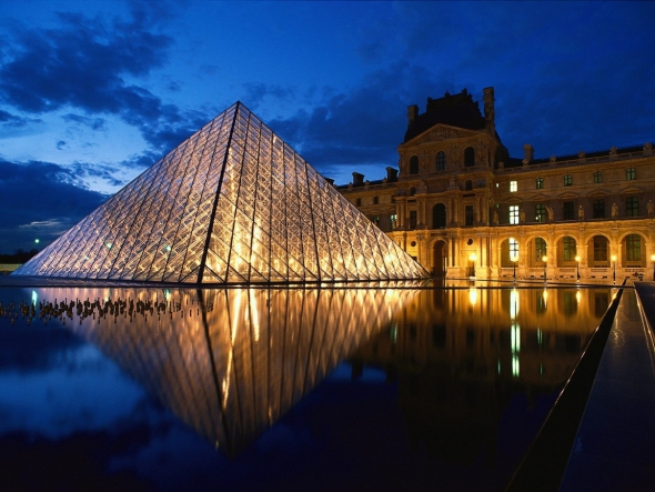 La pirmide de cristal del Museo del Louvre a 26 aos de su inauguracin