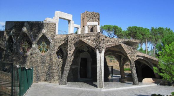 Cripta Guell de Antoni Gaudi, restauración de una Iglesia inacabada