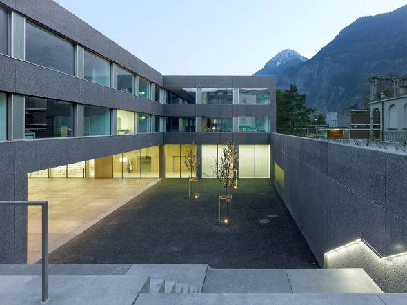 Escuela en forma de U en Suiza