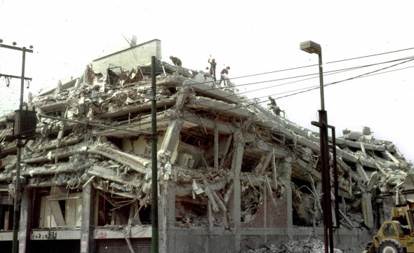 Rene libro testimonios y fotografas sobre sismo de 1985