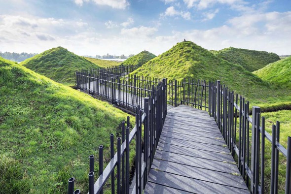 Pirámides de grama esconden un inesperado museo en Holanda