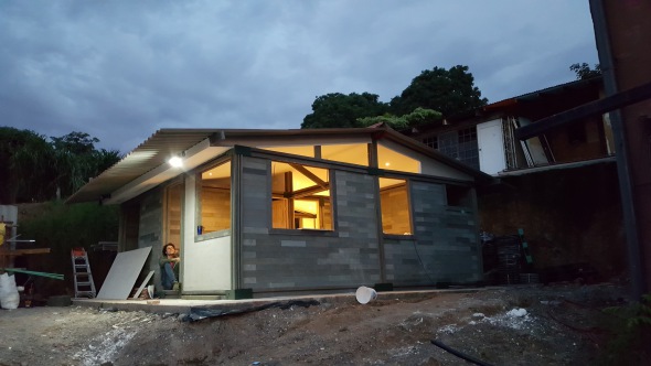 Colombianos crean casas con ladrillos de plástico reciclado en 5 días