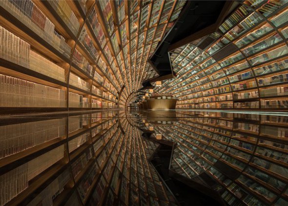 El efecto ptico de los espejos convierte esta librera china en un impresionante tnel circular