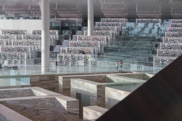 Más de 1 millón de libros resguarda esta biblioteca diseñada por Rem Koolhaas. 