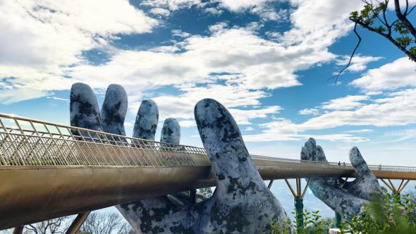 Puente vietnamita sostenido por dos manos gigantes