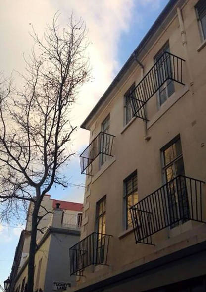 Humor en la arquitectura. Y los balcones?