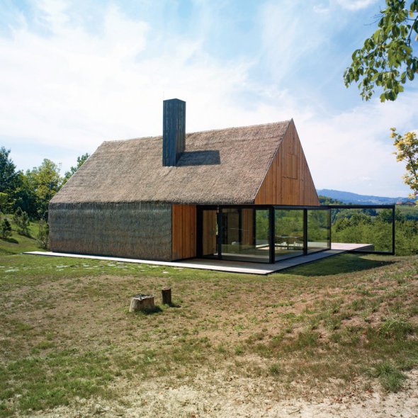 Techo y paredes de paja en esta renovada cabaña croata