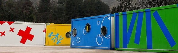 Coloridos centros comunitarios hechos con contenedores