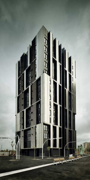 Torre de Vivienda Social de 75 unidades en la Plaza Europa / Roldán + Berengué