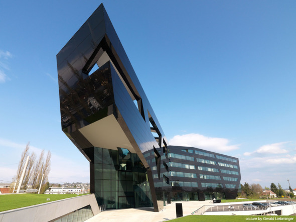 Uniopt Pachleitner Group Headquarters / GS Arquitectos