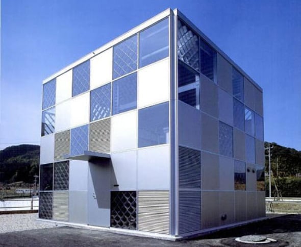Casa de bajo costo hecha de aluminio / Riken Yamamoto