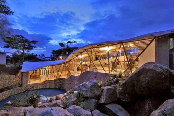 Sinfonía de bambú. Hermoso edificio que invita a construir con materiales tradicionales / Manasaram Architects
