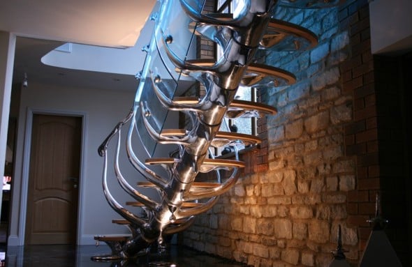 Originales escaleras con forma de esqueleto. Philip Watts Design