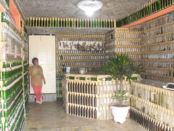 Casa de reciclados hecha de botellas y basura