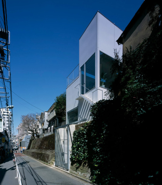 Una solución vertical para aprovechar al máximo el espacio. Miurashin Architect and Associates