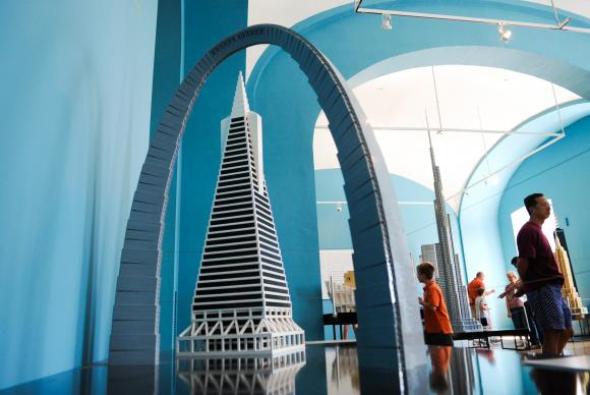 Tres piezas más se suman a la exposición: LEGO Architecture-Towering Ambition