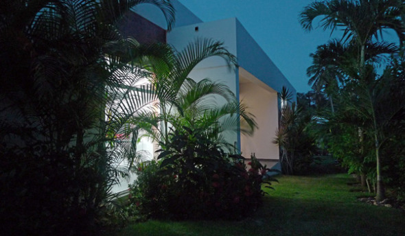 Casa del Navegante: un oasis en medio de palmeras y el Mar atlántico. 