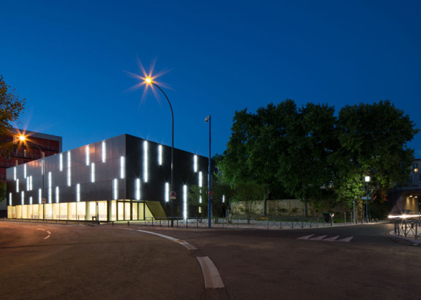 Radiante Centro de Deportes en París con Iluminación Natural