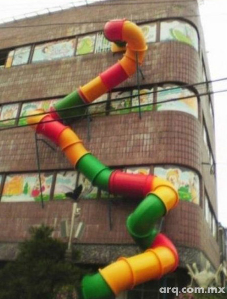 Humor en la Arquitectura. Escaleras de emergencia para niños