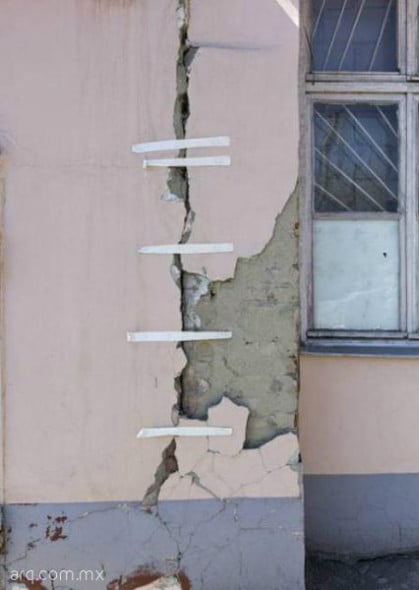 Humor en la arquitectura. Reparación de muros express