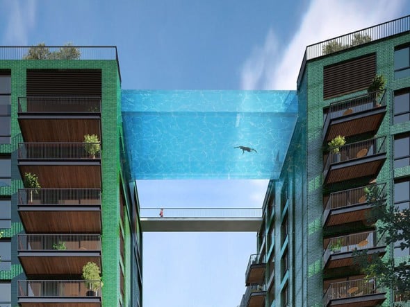 Nadar en una piscina transparente a 35 metros de altura 