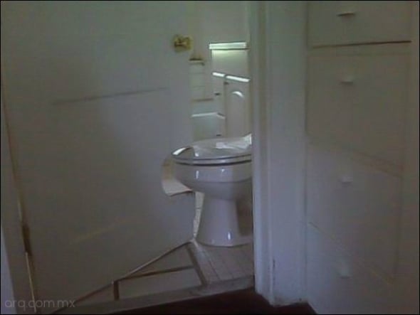 Humor en la arquitectura. Puertas de baño
