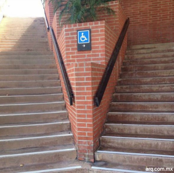 Humor en la arquitectura. Escalera para personas con discapacidad