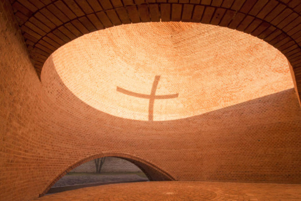 La capilla que recrea la crucifixión a través de sombras