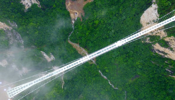 El puente de cristal más largo del mundo que cerró por sobrecupo