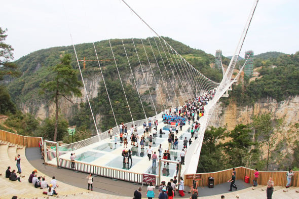 Asomarse al vacío: un puente colgante de cristal en China