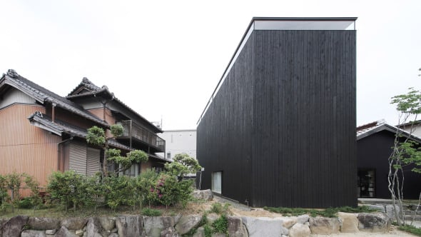 Casa japonesa diseñada a partir de dos escalas 