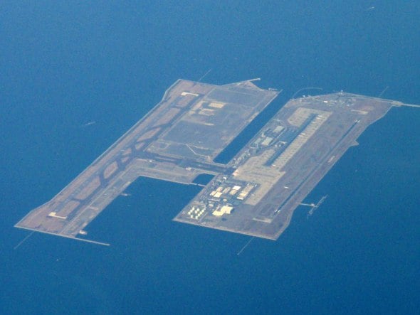El aeropuerto de los récords: el más largo y construido en la isla artificial más grande del mundo