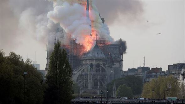 Se desata un gran incendio en la catedral de Notre Dame de París