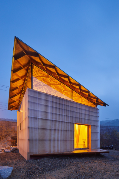 Casa con 4006 elementos de madera que dan forma a un bosque en el techo