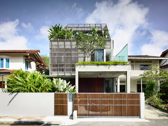 Pantallas de madera movible para esta casa en Singapur