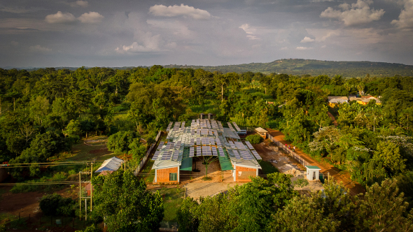 Paneles solares cubren el patio de esta clínica ugandesa