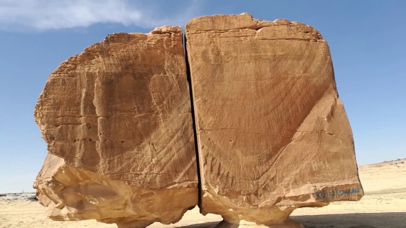 La roca de Arabia Saudí que parece cortada con un sable láser