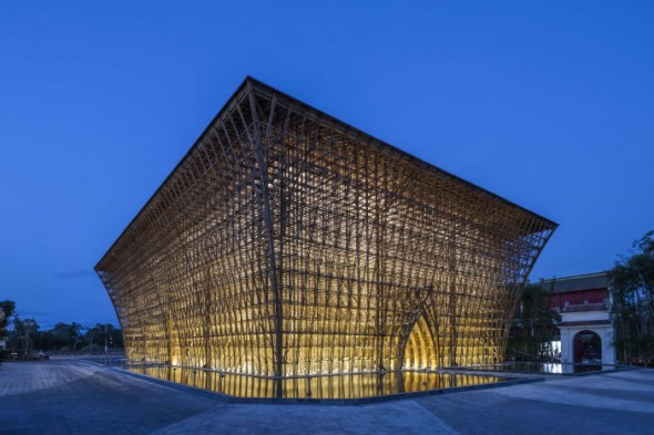 Centro turístico de bambú que filtra la luz del sol con su bóveda escultórica