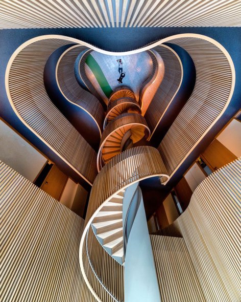 Descubre la fascinante escalera en espiral del espectacular edificio en Hamburgo